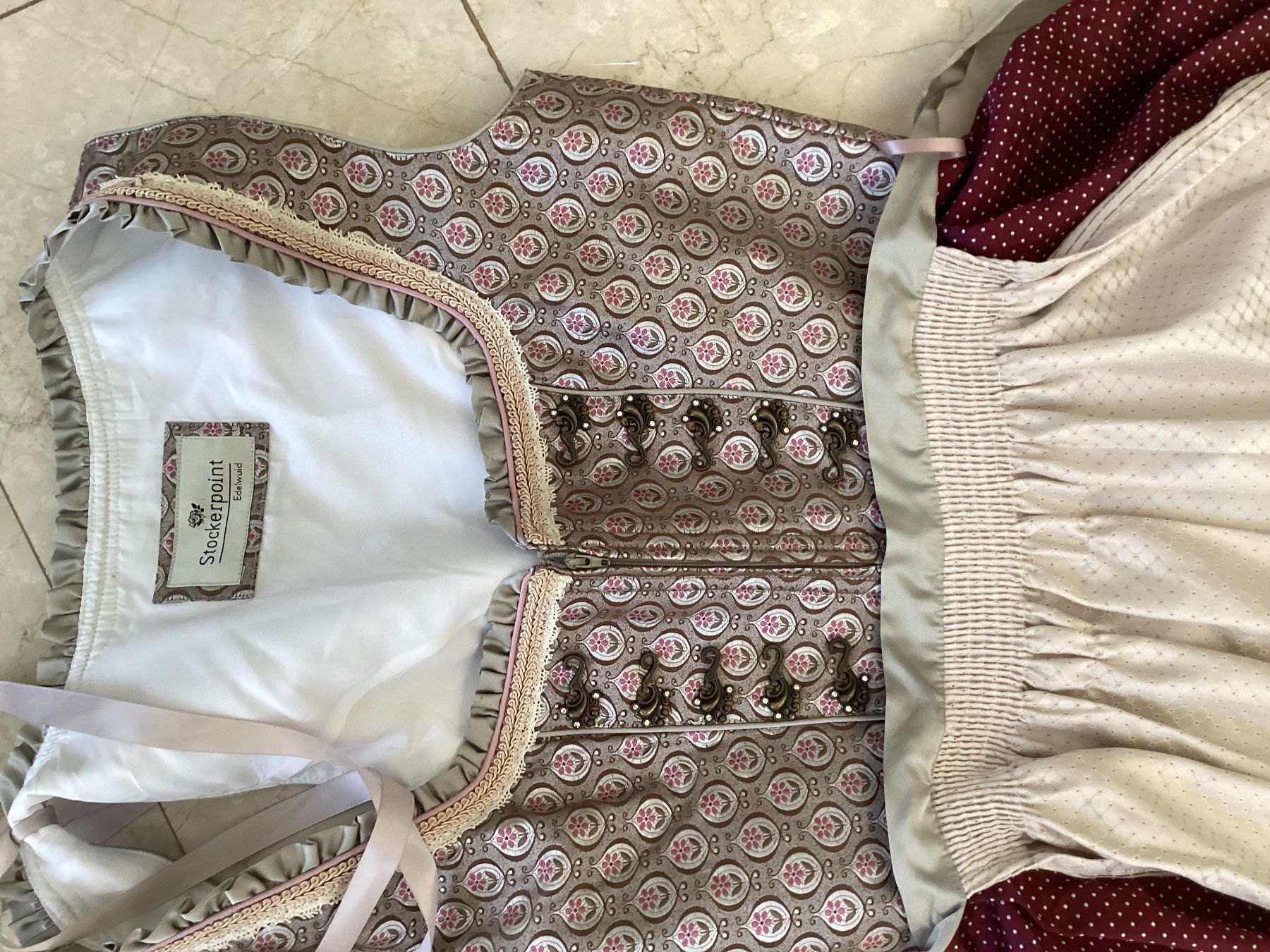Robes: Stockerpoint Dirndl Gr 42 – Neuf (Voir description) à Flüelen par ne08 2