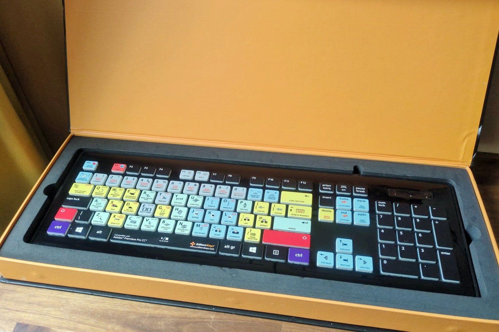 Tastiere: New EditorKeys Premiere Pro CC Backlit UK Keyboard – Nuovo (secondo la descrizione) da Langenthal venduto da YElektra