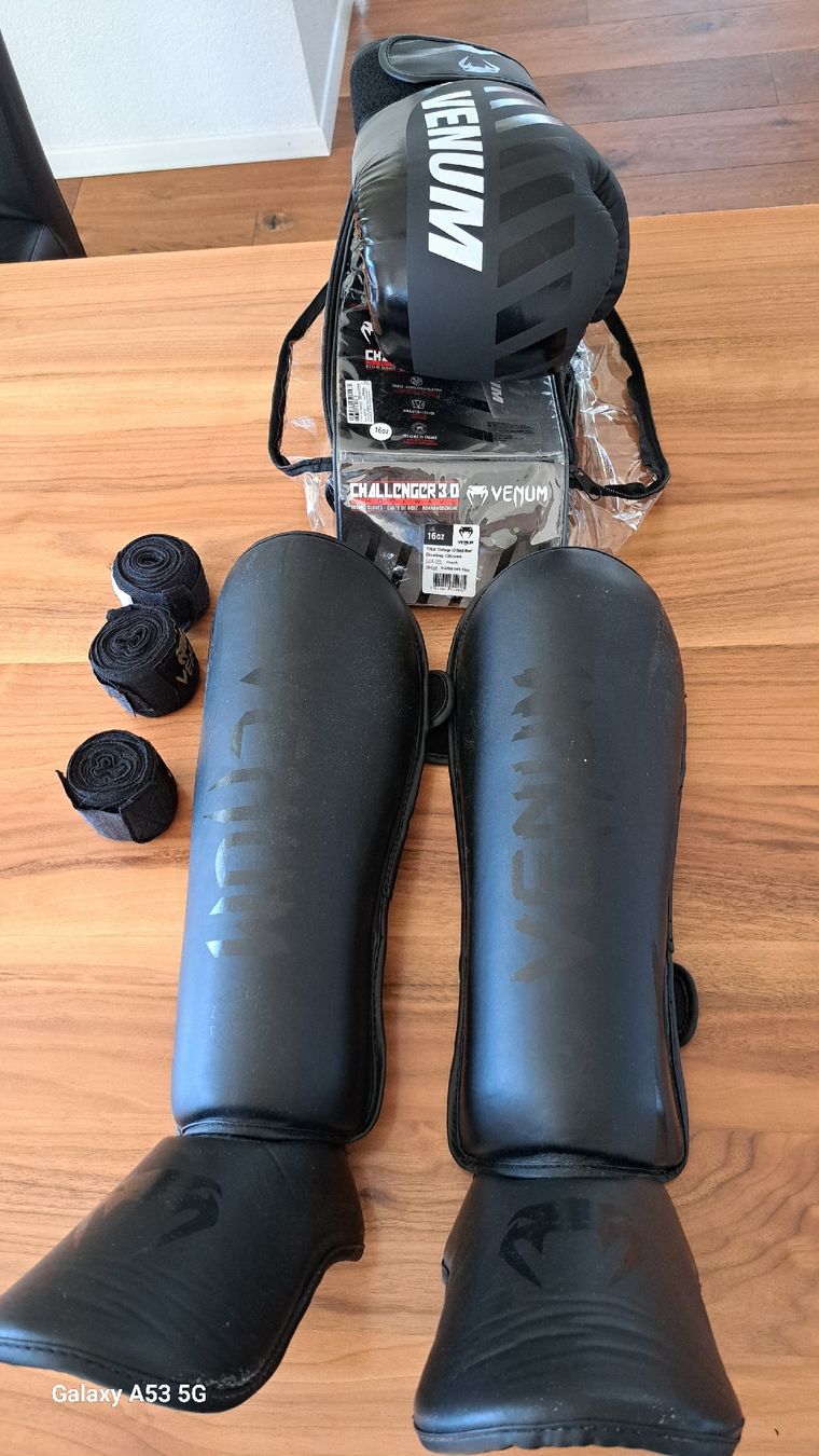 Schutz & Schoner: Kickbox-Ausrüstung Boxhandschuhe, Beinschoner Set Gr L – Gebraucht aus Röthenbach Hbsee von Persy40 1