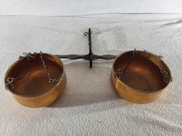Zwei Kupferkessel an Halterung aus Schmiedeisen (Waage?) 