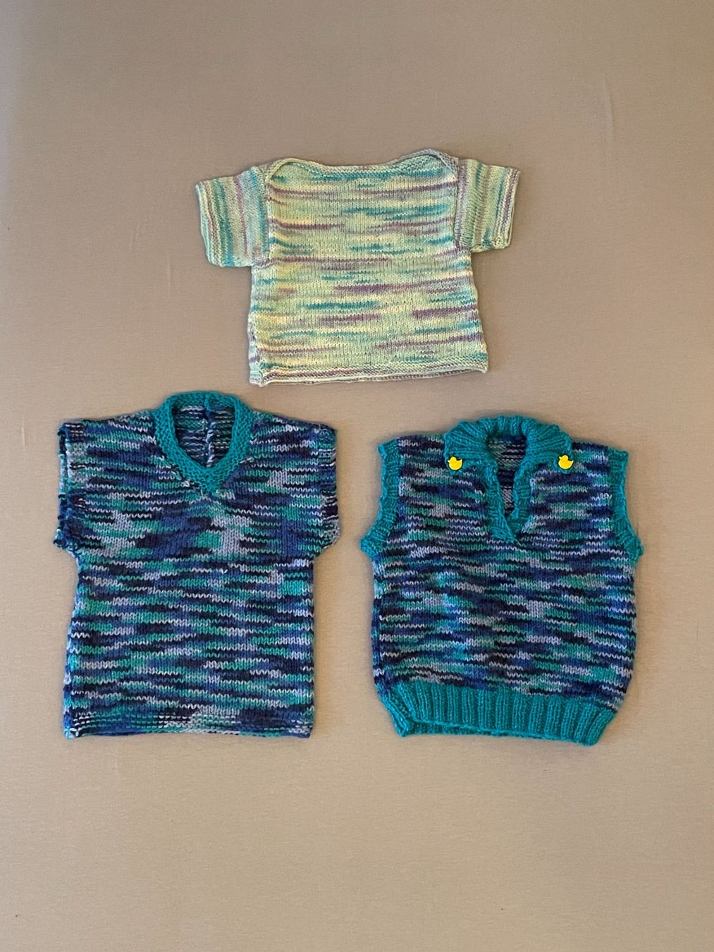 Lotti & Set di vestiti: Gestrickte Babykleider – Usato da Umiken venduto da Freundschaft 3