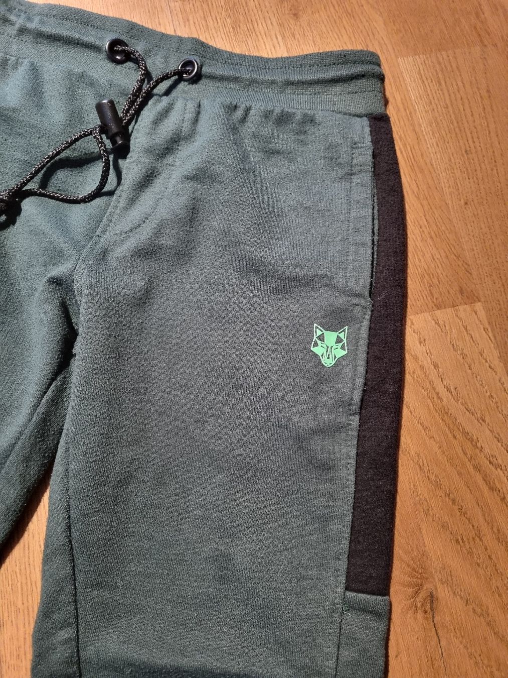 Pantalons: 2 Trainerhosen gr 122 – D'occasion à Rümlang par Franny93 3