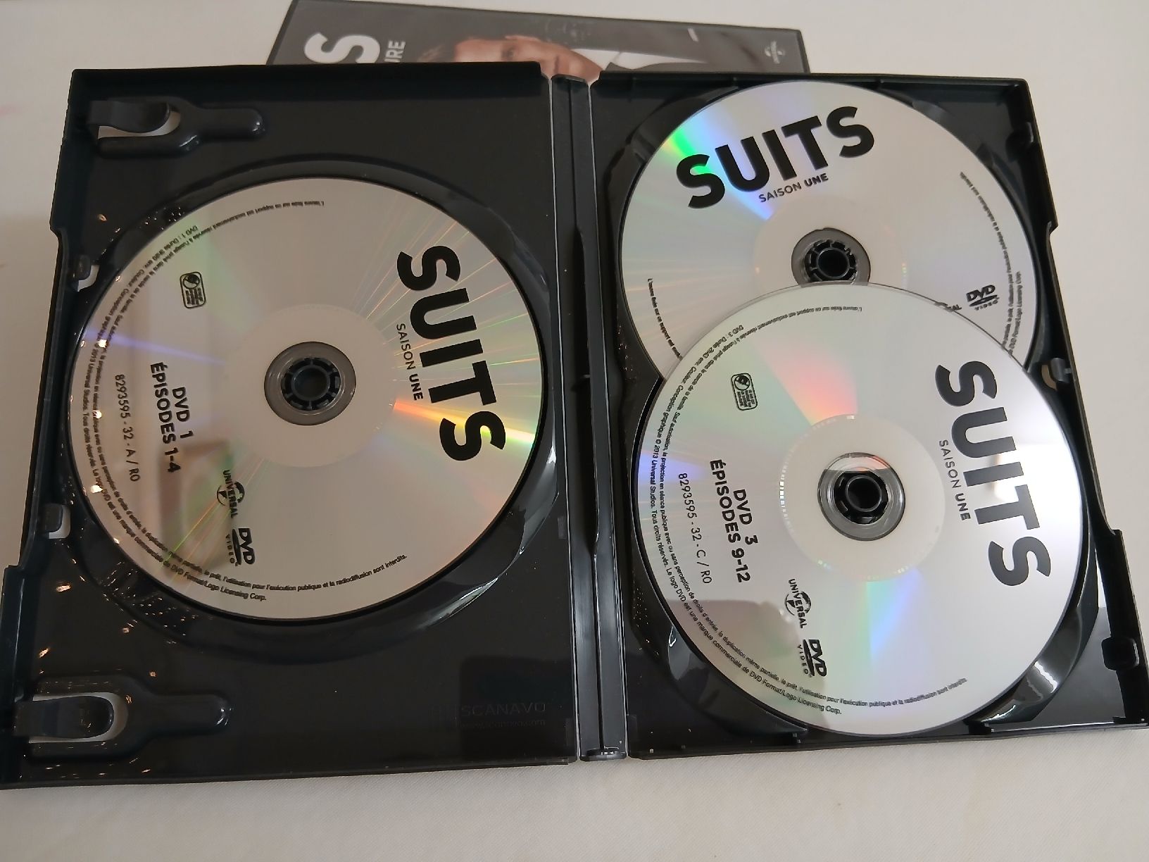 Tutti i DVDs: SUITS DVD – Nuovo (secondo la descrizione) da Biel/Bienne venduto da Monhub 7
