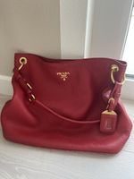 Neuwertige Prada Tasche, dunkelrot