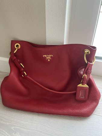 Neuwertige Prada Tasche, dunkelrot
