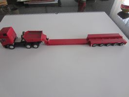 Conrad: MAN F 2000 mit Nooteboom Tieflader. M 1:50