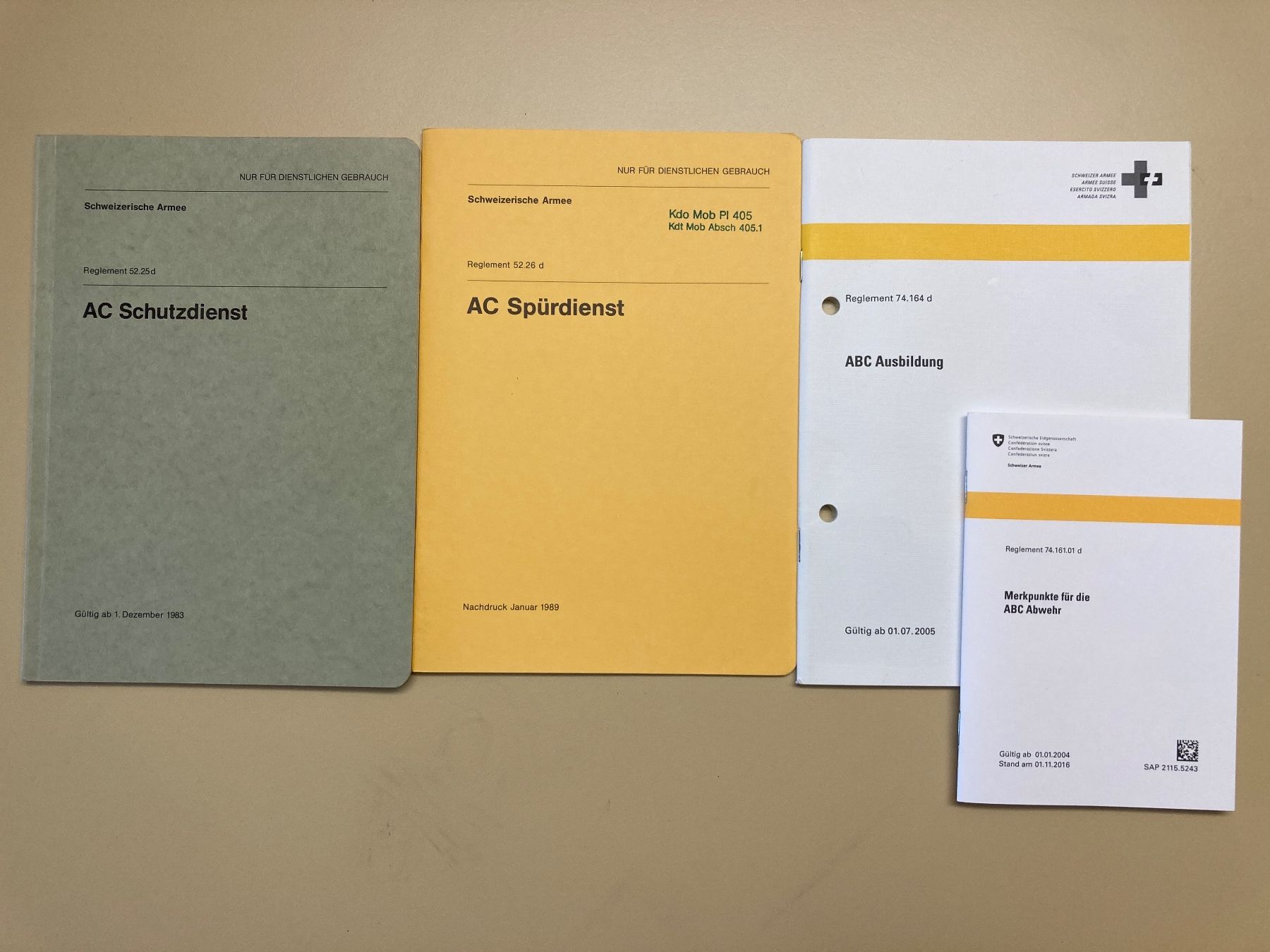 Schweizer Armee Uniformi: 4 Reglemente ABC Abwehr - Schweizer Armee – Usato da Brütten venduto da Hst1
