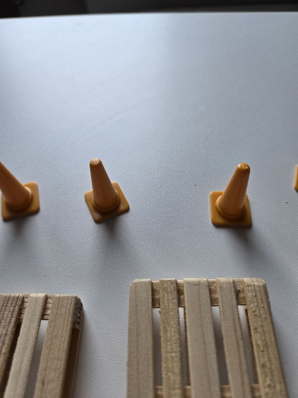 Palettes: Miniature pallets and traffic cones, 3 pallets, 4 cones – D'occasion à Grünenmatt par Brauni2 5
