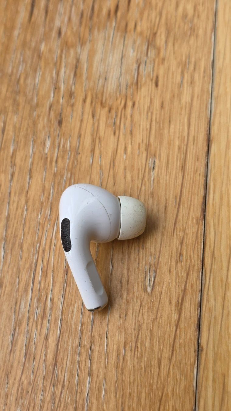 Apple Casques audio: Apple Airpods Pro 1 - Right earbud – D'occasion à Zürich par cha_gg8d 1
