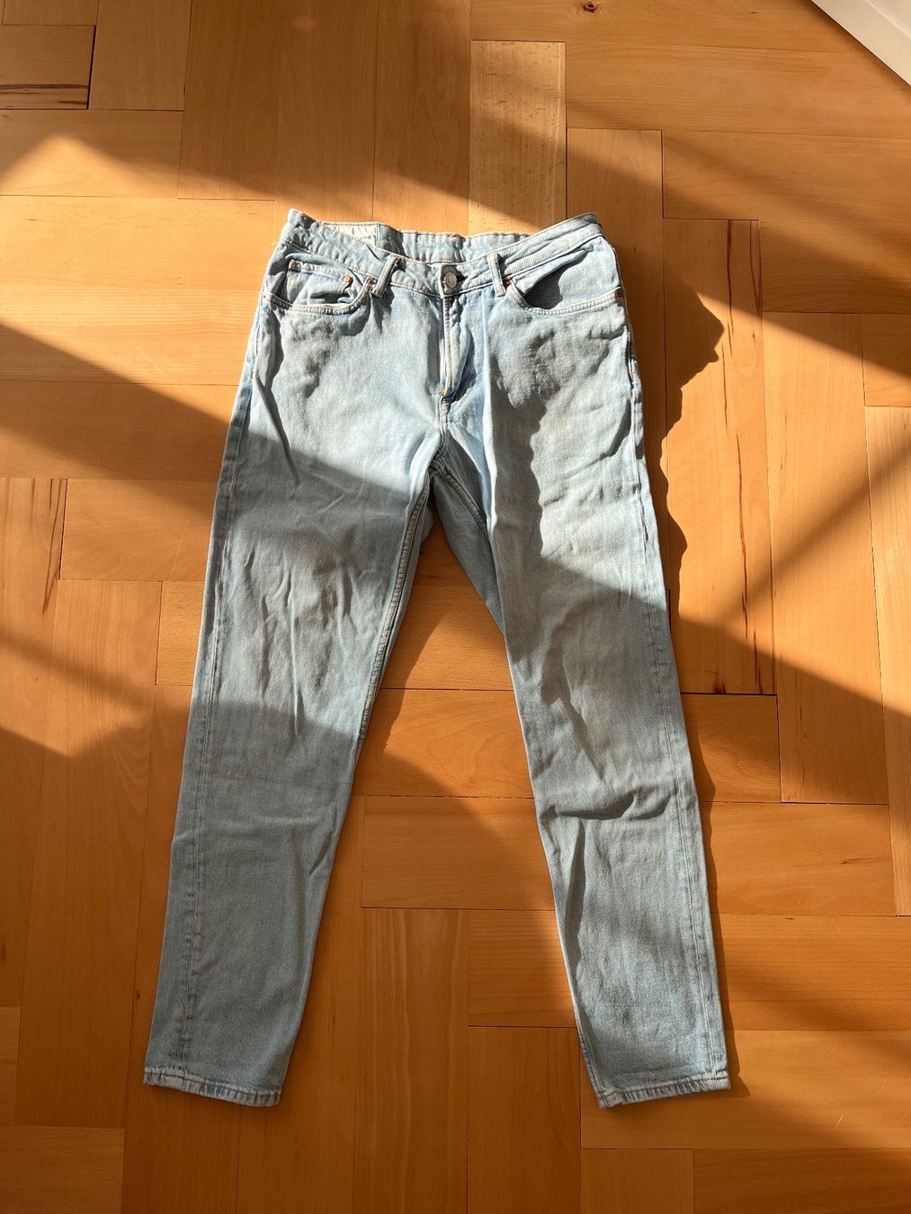 H&M Jeans: Regular Tapered Jeans, hellblau – Usato da Bern venduto da julian.k97