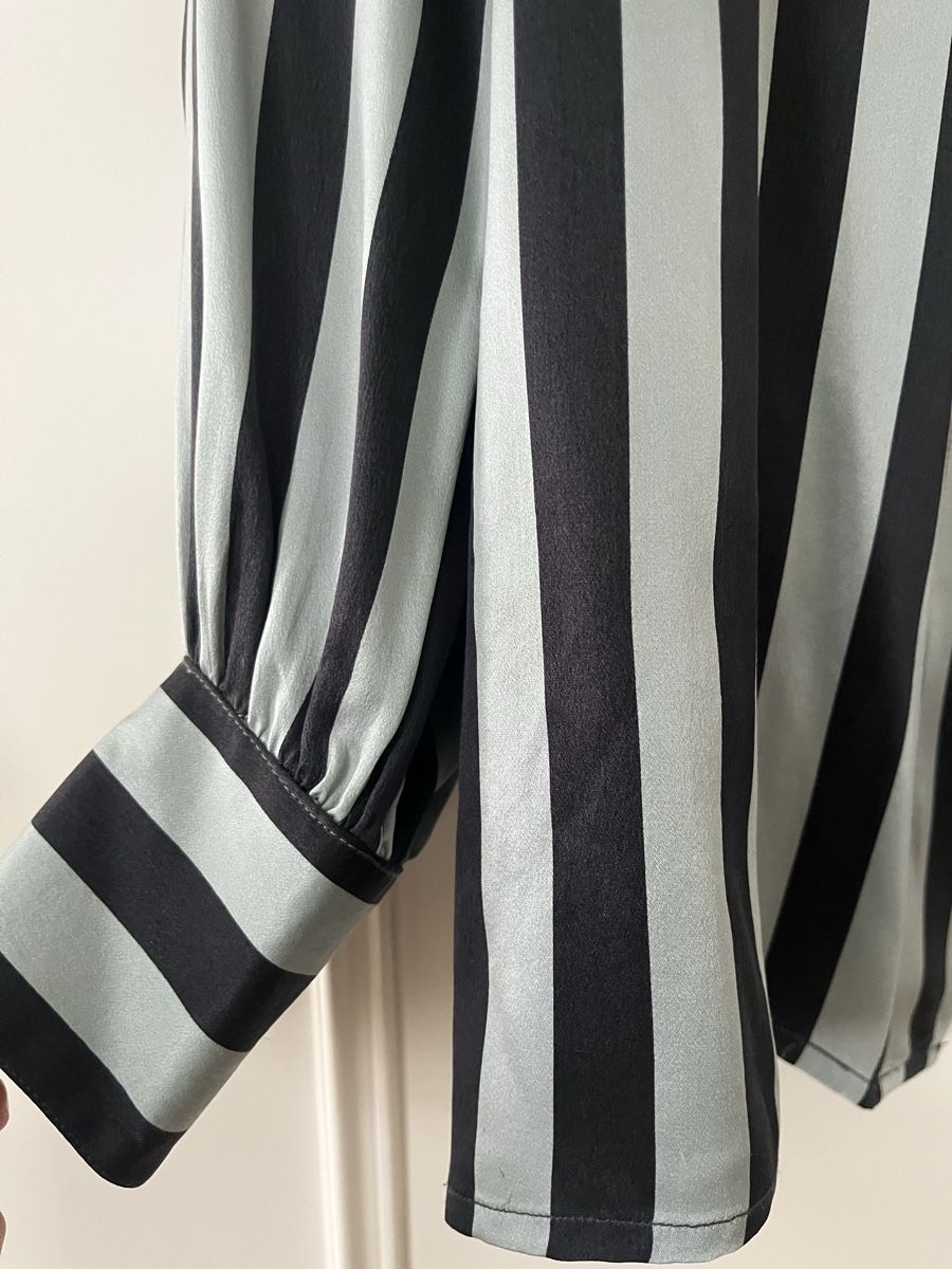 Akris Camicette: Akris Seidenbluse Streifen M/L – Usato da Basel venduto da Kalleskaviar 1