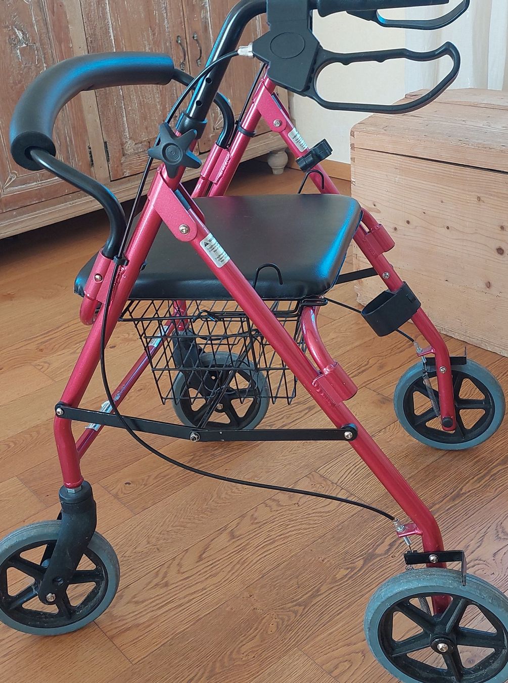 Ausili per la deambulazione: Rollator rouge pliable avec siège intégré – Usato da Payerne venduto da memich