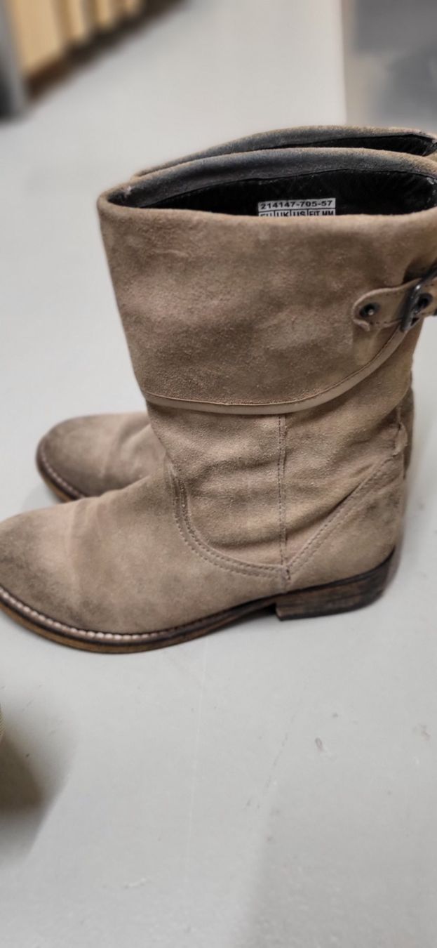 Scarpe da donna: Bottines Levis beige en daim pointure 37,5 – Usato da la tour de peilz venduto da alegre02 1