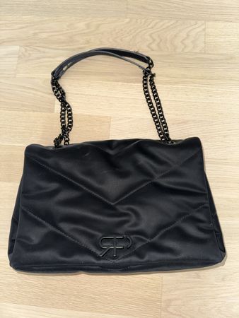 Schwarze gesteppte Tasche mit Kettendetail, top Zustand 55