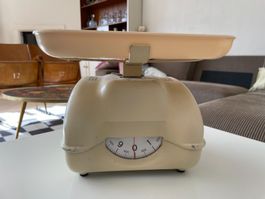 Balance vintage de couleur crème. Fonctionne parfaitement