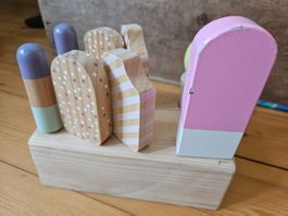 Holzklotz mit 8 Holzglaces für Verkaufsladen, Kinderküche