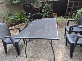 Ensemble table de jardin, métal noir, et chaises, plastique