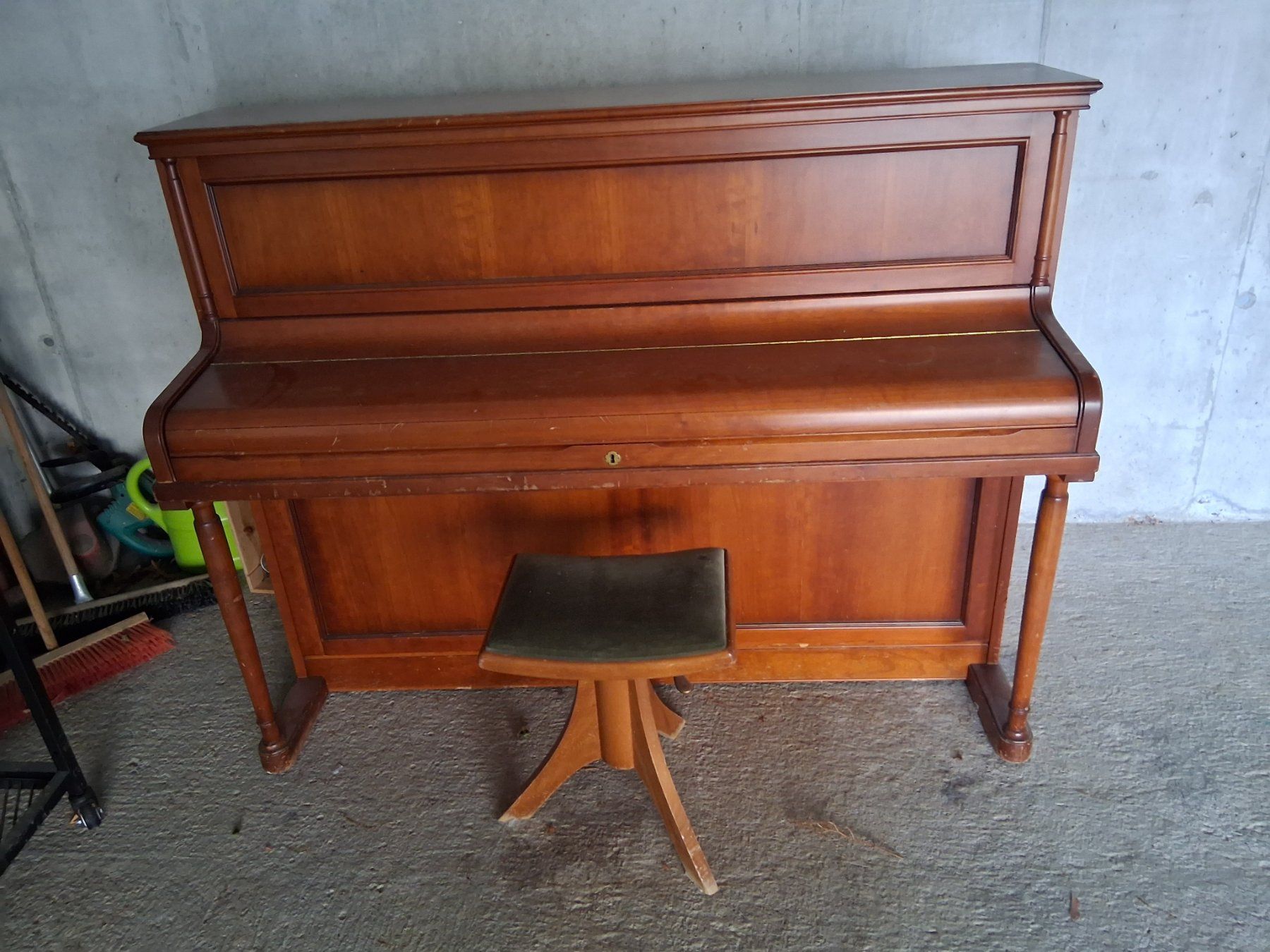 Instruments de musique: Piano droit Rippen – D'occasion à Fribourg par rou_ys79