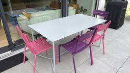 A SAISIR - Table de jardin couleur gris clair - Etat correct