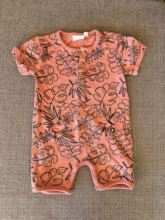 Sommerlicher Baby Jumpsuit Gr. 62 mit Palmenmuster Top!