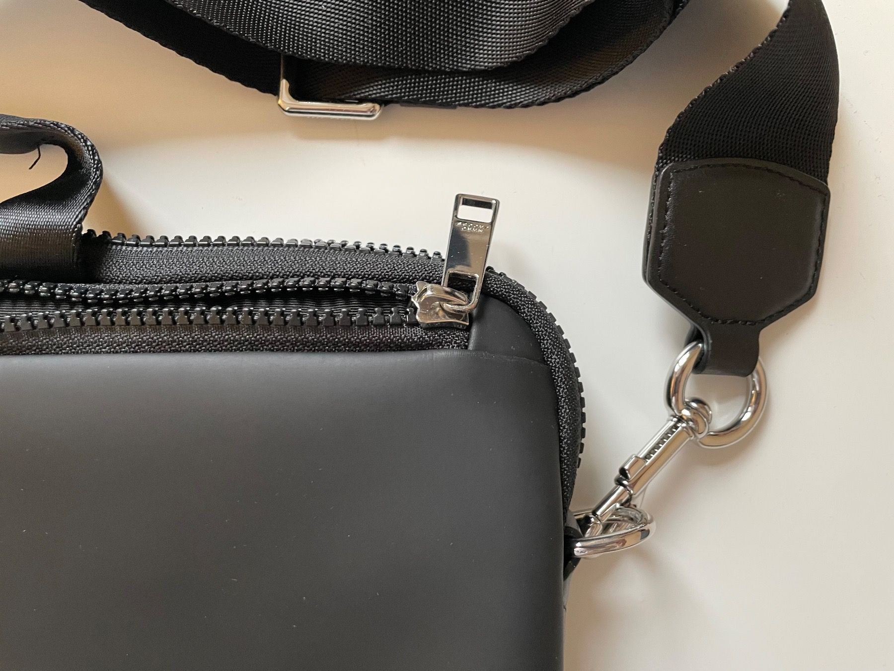 Marc Jacobs Taschen für Damen: Marc Jacobs Notebooktasche / Laptoptasche – Gebraucht aus St Gallen von Giidi 4