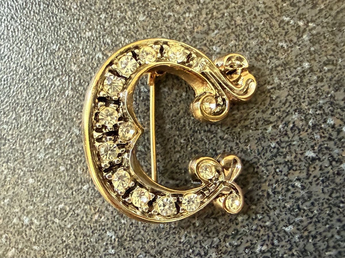 Broches & Aiguilles: Vintage-Brosche mit Initiale C goldfarben mit Strass. – Neuf (Voir description) à Lamone par LaCantinaMagica
