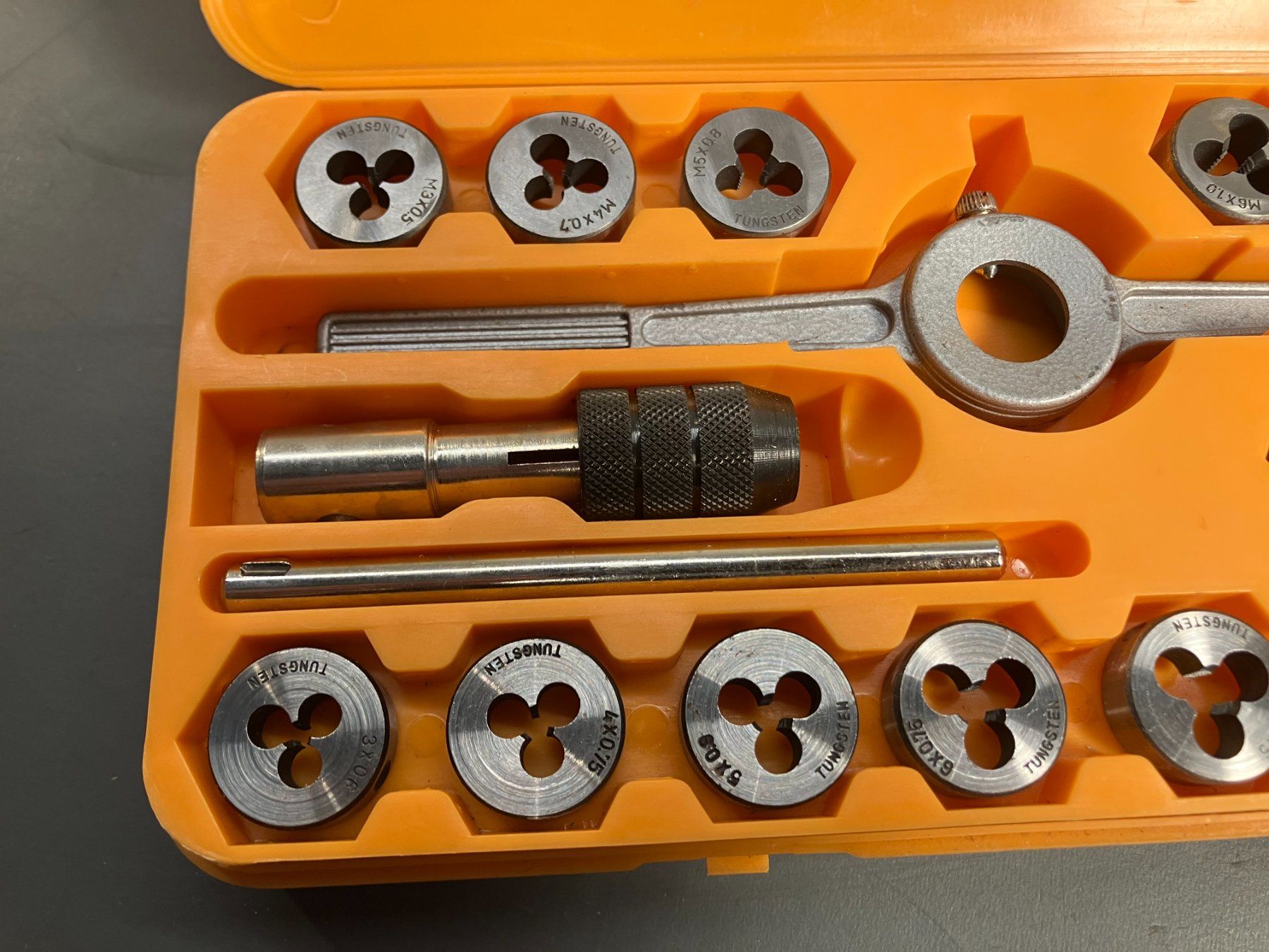 Alle Werkzeuge: 40-teiliges Gewindeschneide Set / Wolframstahl ab 1.- – Gebraucht aus Lichtensteig von Buy24International 1