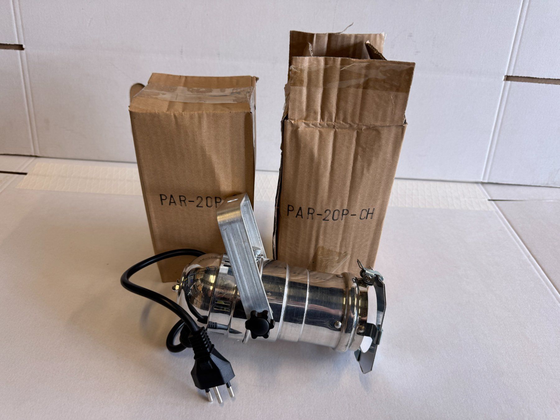 Lampade: 2 er Set Varytec Par 20 Spot Scheinwerfer poliert silber – Nuovo e nell'imballaggio originale da Däniken SO venduto da Profog1 8