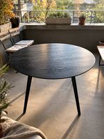 Runder schwarzer Holz-Esstisch