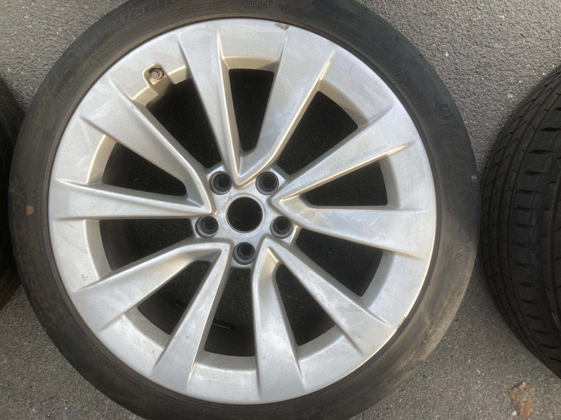 Tesla Pneumatici & Ruote complete: Tesla Model 3 Sommerräder 235/40R19 – Usato da Cham venduto da Cham6332 3