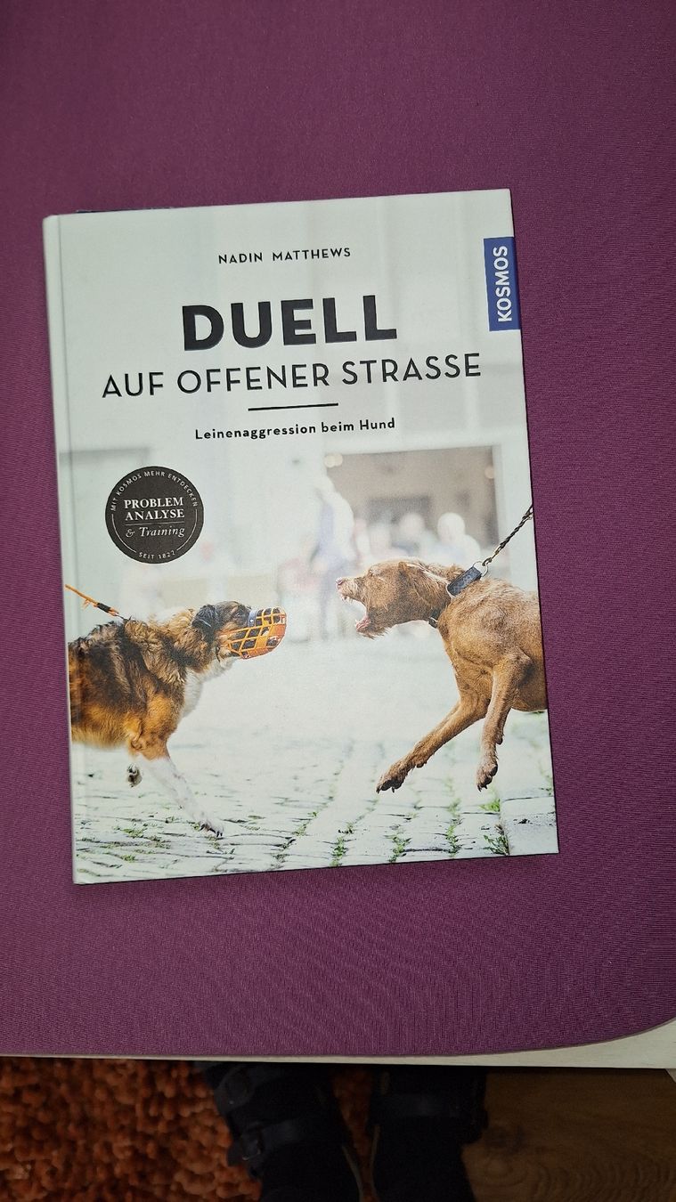 Libri: Duell auf offener Straße,  Hundebuch – Nuovo (secondo la descrizione) da Uttigen venduto da lunalisa01