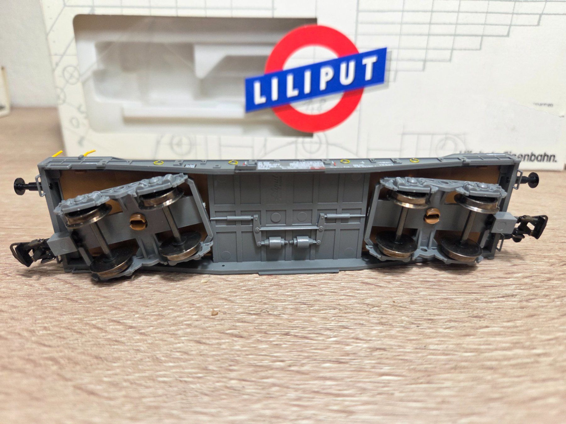 Liliput Modellini di ferrovie: Liliput 257 52 Flachwagen SBB H0 – Nuovo e nell'imballaggio originale da St-Aubin-Sauges venduto da Lo_Go 4