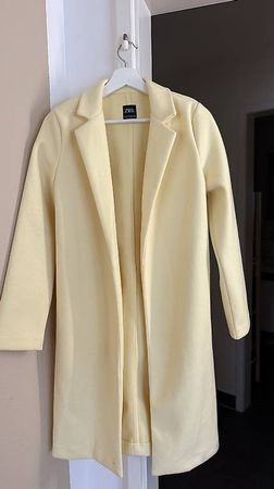 Yellowbutter Mantel von Zara