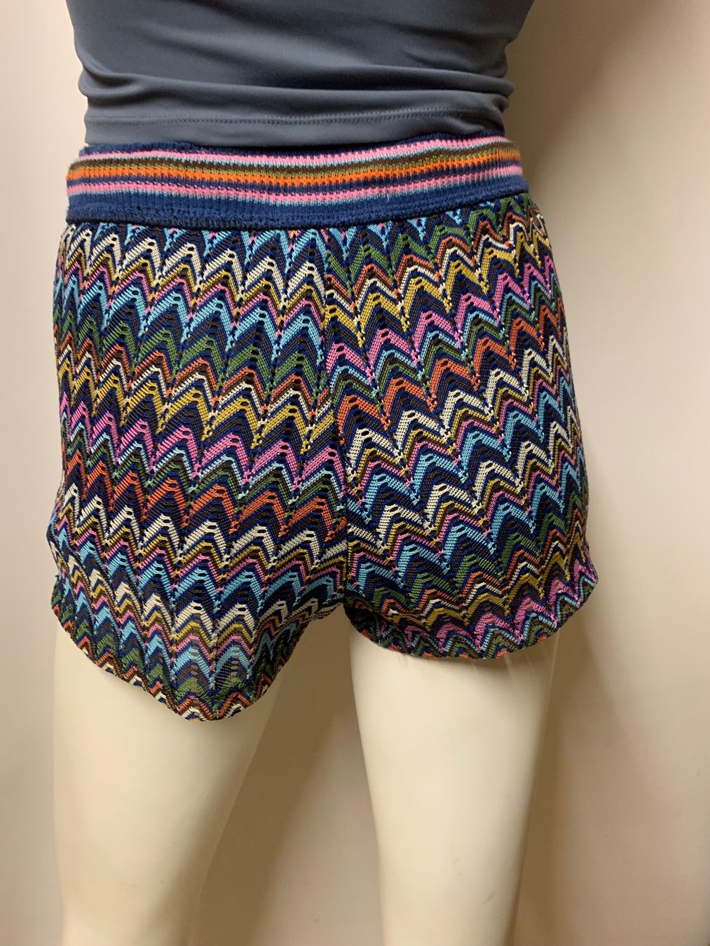 Pantaloni: Bunte Häkelshorts mit Zickzackmuster, Grösse S – Usato da Rosshäusern venduto da MiJoDoOl 1
