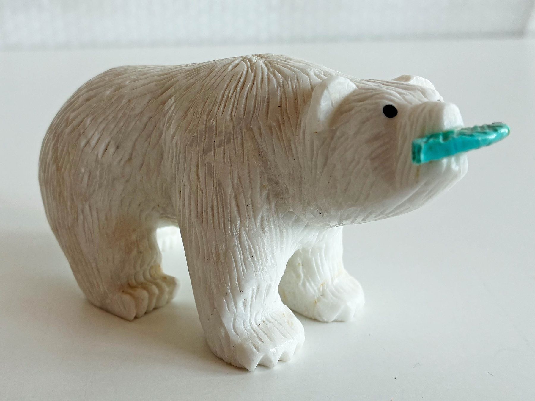 Statuette: Alabaster Eisbär mit Fisch – Usato da Bäretswil venduto da robsonantik 1
