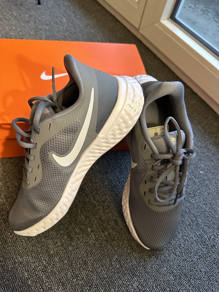 Nike Scarpe da uomo: Nike Revolution 5 unisex taille 40 gris – Nuovo e nell'imballaggio originale da Bulle venduto da LeMoleson 1