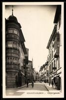 AK Schaffhausen, Vordergasse mit Geschäften und Passanten