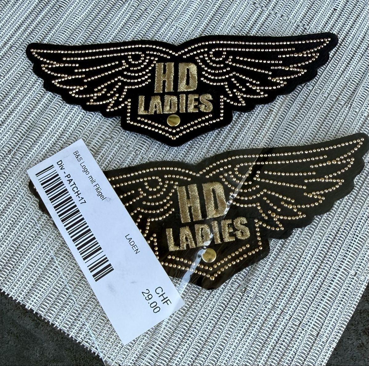 Harley-Davidson Placchette & Badge: HD Logo mit Flügel – Nuovo e nell'imballaggio originale da Nürensdorf venduto da monric 2