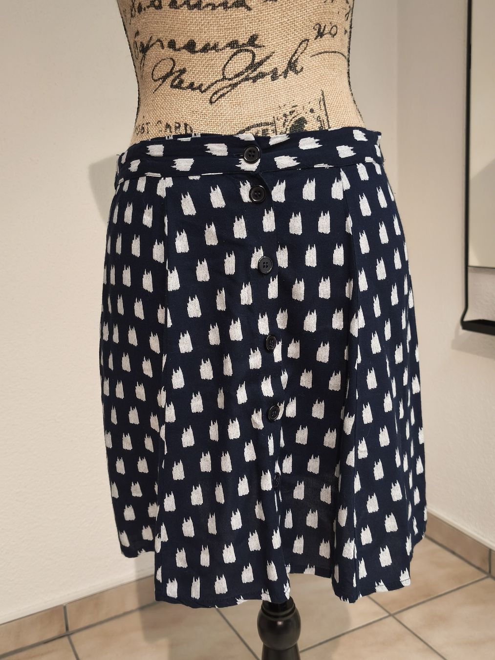 Mango Jupes: Rock Mango dunkelblau gemustert Grösse S neu – D'occasion à Emmetten par SecondhandSiska