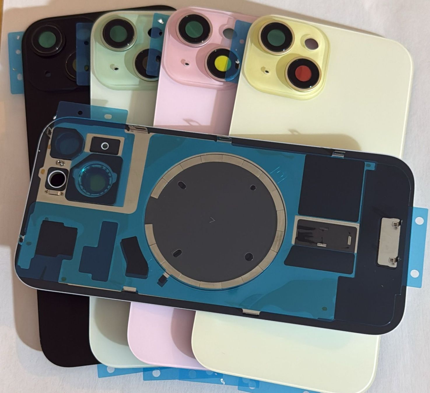 Apple Cover & Protezioni schermo: Coque arrière Iphone 15. – Nuovo e nell'imballaggio originale da Leukerbad venduto da mig_8bbp 1