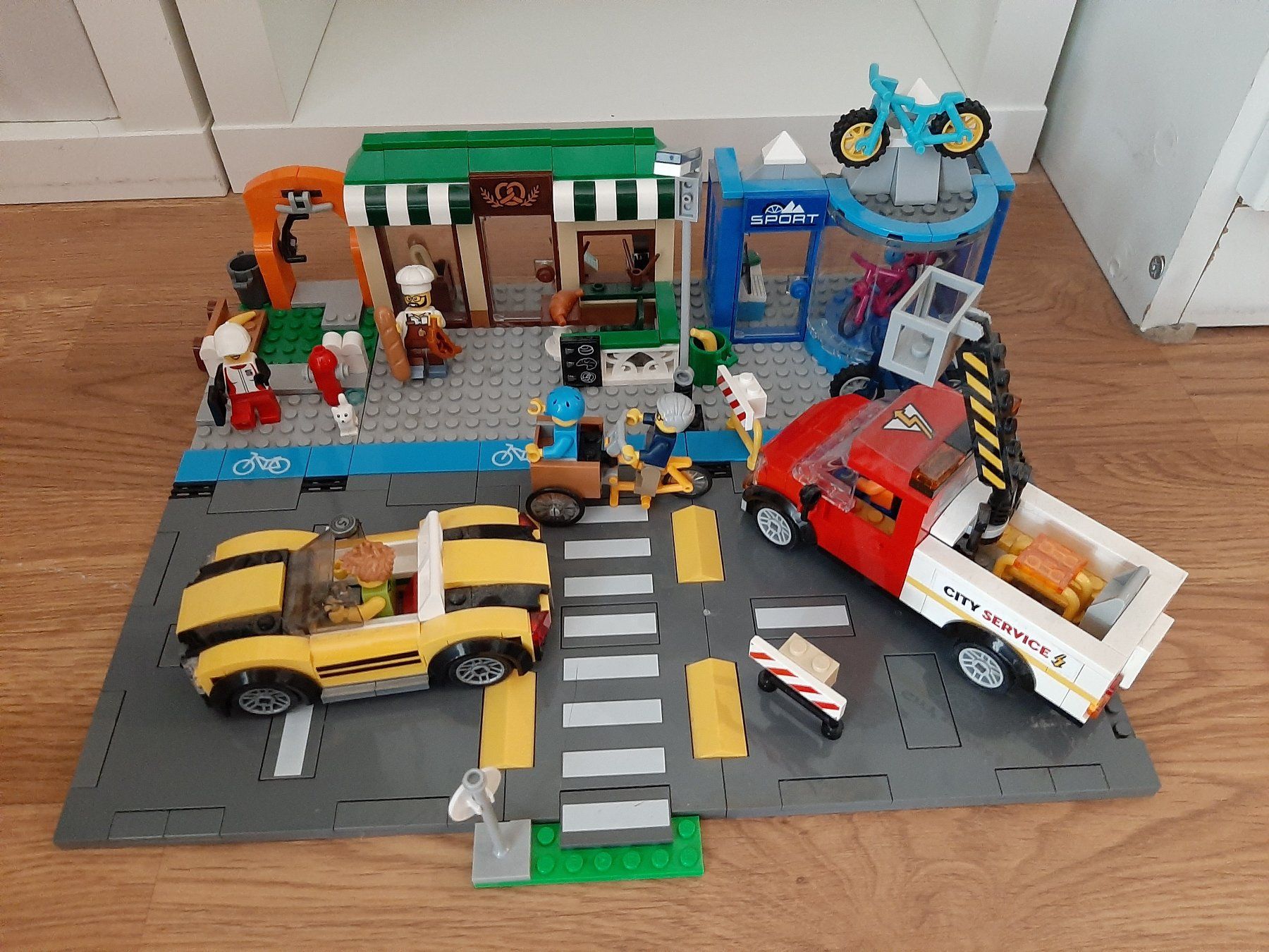Lego Spielzeuge: Lego City 60306 Einkaufsstrasse mit Geschäften – Gebraucht aus Laufen von Julie231004