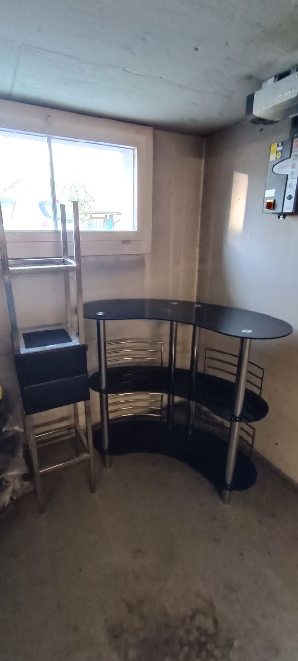 Tavoli: Stylish Bar Stools and glass Bar Table – Usato da Rothenhausen venduto da Norahopeb 1