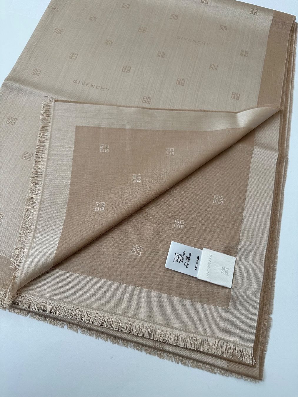 Givenchy Foulards, Tücher & Schals: Givenchy sciarpa – Neu und originalverpackt aus Pregassona von Reluxuryspace 1