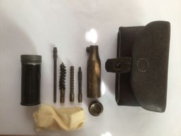 PISTOLEN / REVOLVER-PUTZEUG CH. ARMEE MIT TASCHE