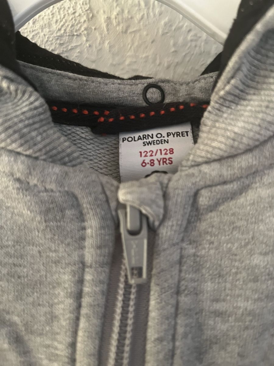 Pullover & Sweatshirts: Sweat à capuche Polarn O. Pyret 6-8 ans – Gebraucht aus Geneve von maremonte 1