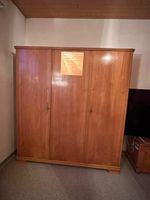 Alter massangefertigter Holzschrank aus den 60er-Jahren