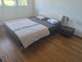 Doppelbett mit zwei Nachttischen