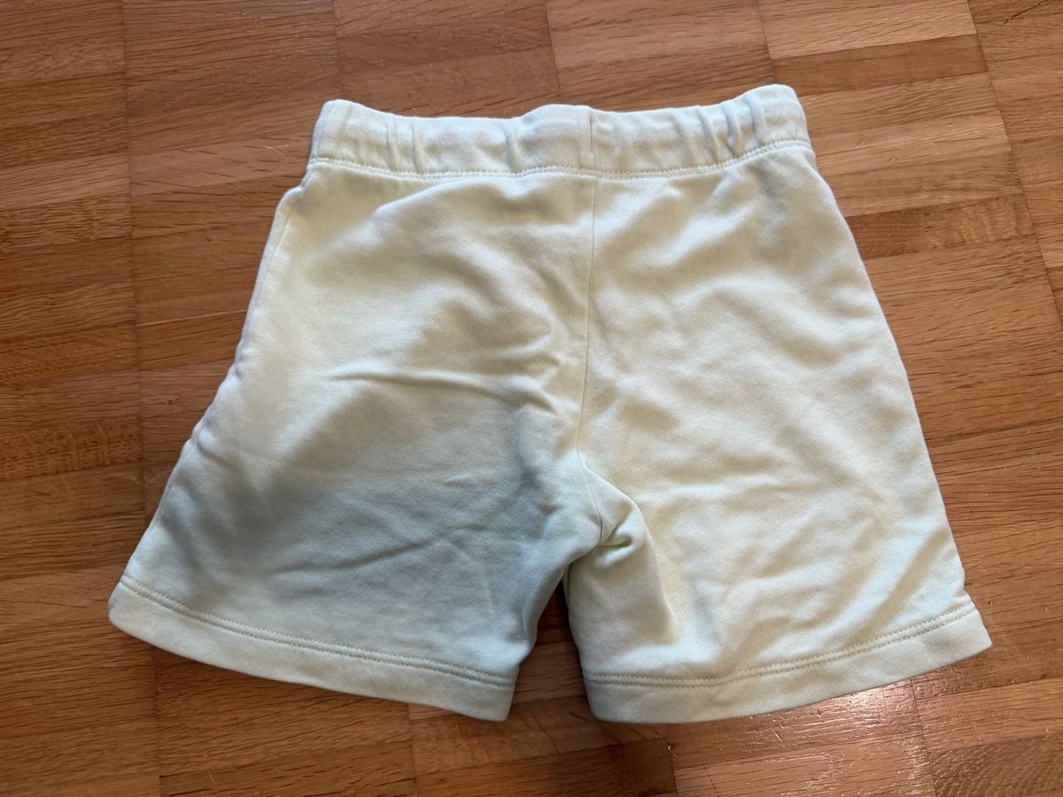 H&M Pantaloni: H&M Shorts hellgelb Gr. 110  – Usato da Jona venduto da Good_luck_ 3