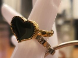 Schöner Herz Ring, goldfarben mit schwarzem Stein, 53, Heart