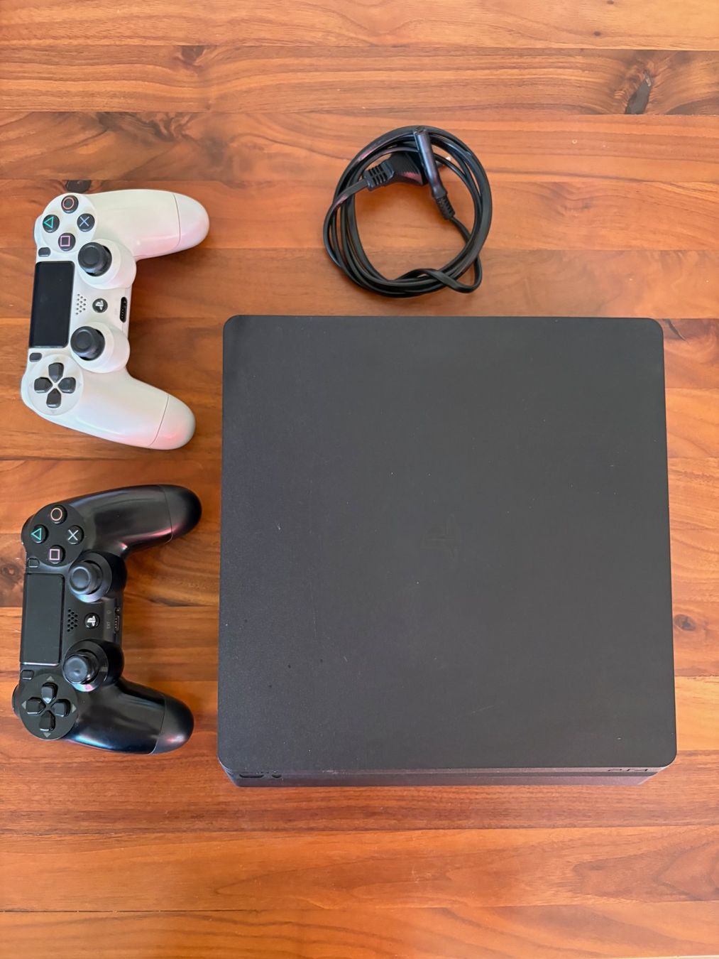 Sony Consoles: Sony PlayStation 4 Konsole mit 2 Controllern – D'occasion à Basel par Cocontrolleur